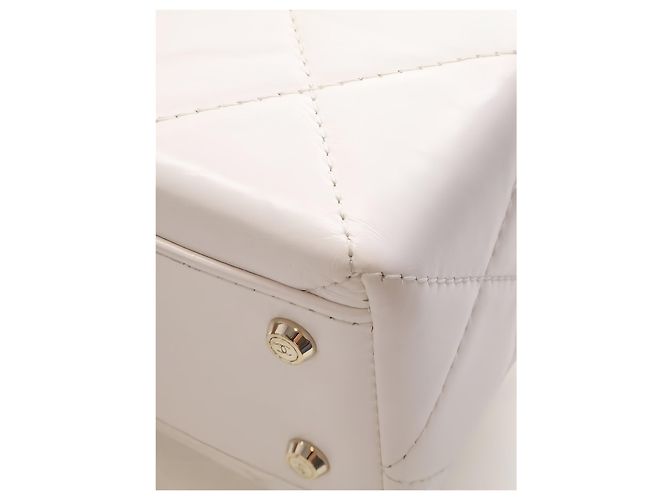 Chanel Vanity Case Small CC in Pelle di Vitello Matelassé Bianca con Top Handle - vista 11