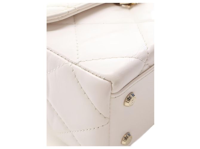 Chanel Vanity Case Small CC in Pelle di Vitello Matelassé Bianca con Top Handle - vista 9