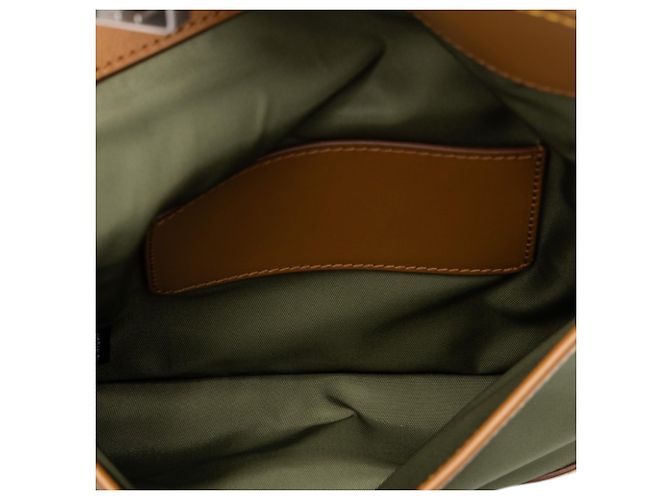 Capa para smartphone Prada em Re-Nylon com acabamento em couro verde - vista 4