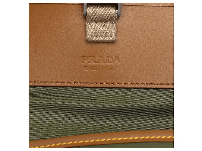 Capa para smartphone Prada em Re-Nylon com acabamento em couro verde - vista 5
