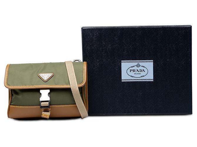 Capa para smartphone Prada em Re-Nylon com acabamento em couro verde - vista 7