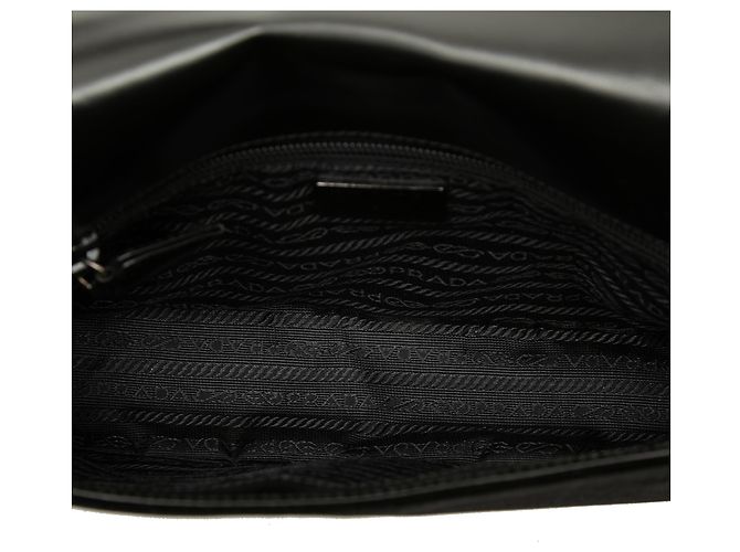 Prada Schultertasche aus schwarzem Samt - Ansicht 4