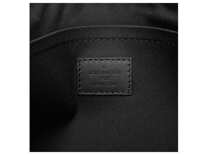 Louis Vuitton Black Monogram Shadow Discovery Pochette - vista 5