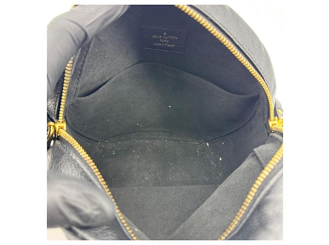 Louis Vuitton Boite Chapeau Souple Monogram Empreinte Leather MM - vista 5