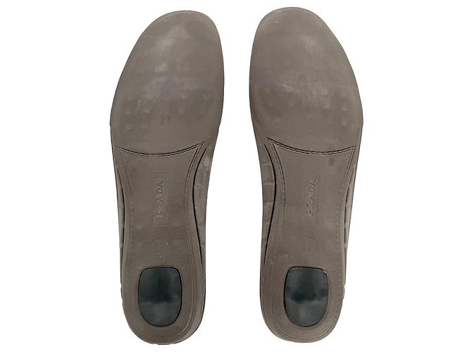 Mocassini in suede nero con placca logo Prada - vista 10