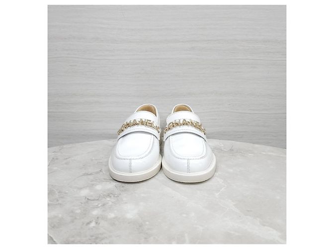 Chanel Mocassino Initial Patent Chain White - vista 10