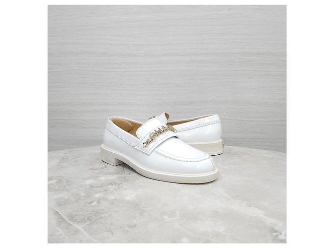 Chanel Mocassino Initial Patent Chain White - vista 11