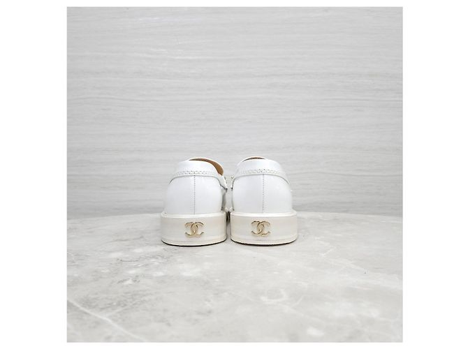 Chanel Mocassino Initial Patent Chain White - vista 12