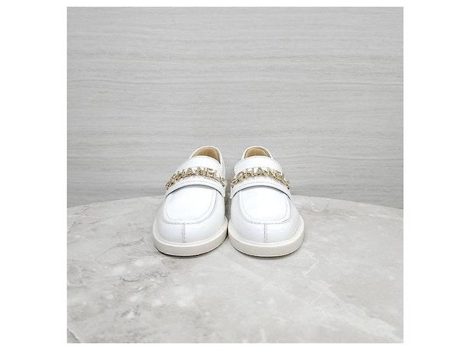 Chanel Mocassino Initial Patent Chain White - vista 2