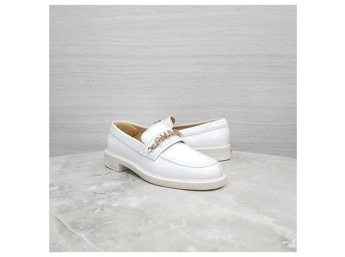 Chanel Mocassino Initial Patent Chain White - vista 3