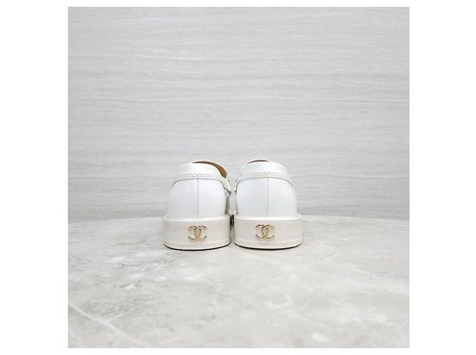 Chanel Mocassino Initial Patent Chain White - vista 4