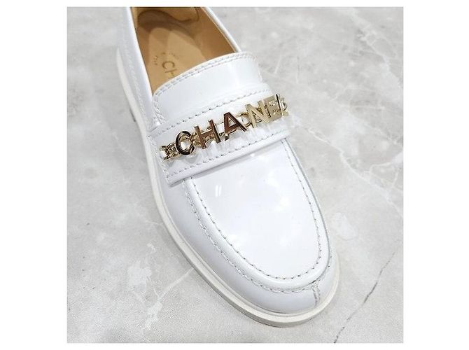 Chanel Mocassino Initial Patent Chain White - vista 6