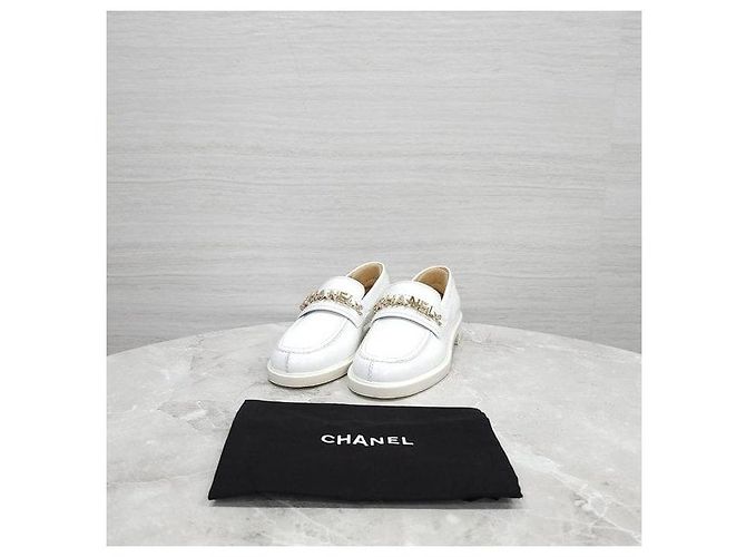 Chanel Mocassino Initial Patent Chain White - vista 8