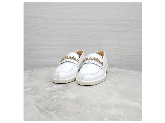 Chanel Mocassino Initial Patent Chain White - vista 9