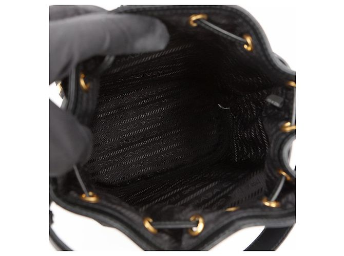Prada Borsa a secchiello Duet in nylon con logo in metallo Nero Oro - vista 8