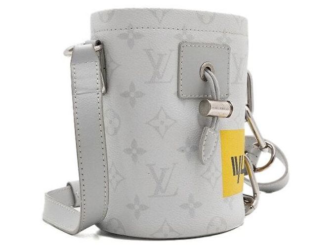 Bucket Louis Vuitton Borsa a secchiello Nano Monogram Chalk Grigia a tracolla - vista 3