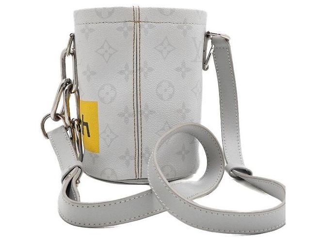 Bucket Louis Vuitton Borsa a secchiello Nano Monogram Chalk Grigia a tracolla - vista 4