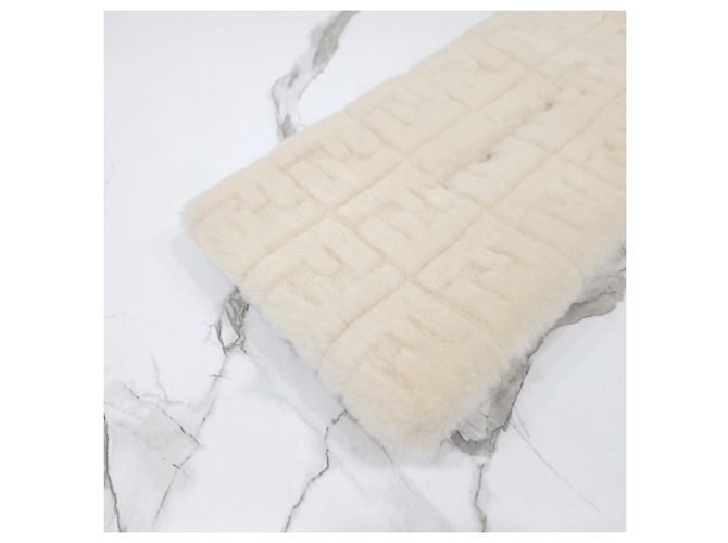 Fendi Sciarpa Muffler in Shearling Camellia - vista 11