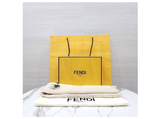 Fendi Sciarpa Muffler in Shearling Camellia - vista 15