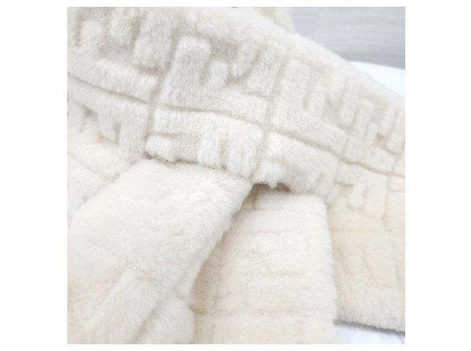 Fendi Sciarpa Muffler in Shearling Camellia - vista 5