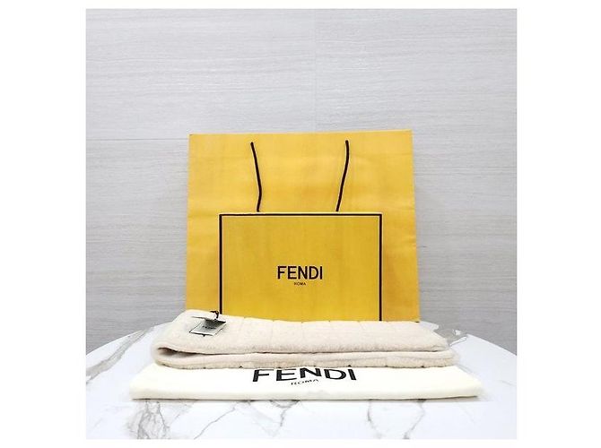 Fendi Sciarpa Muffler in Shearling Camellia - vista 7