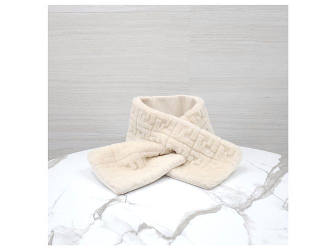 Fendi Sciarpa Muffler in Shearling Camellia - vista 9
