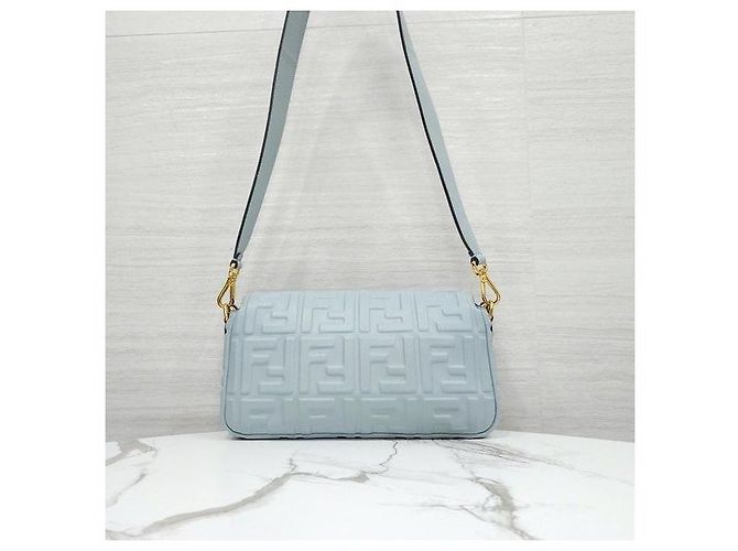Fendi Borsa a spalla Medium in pelle Nappa embossed FF Blu - vista 3
