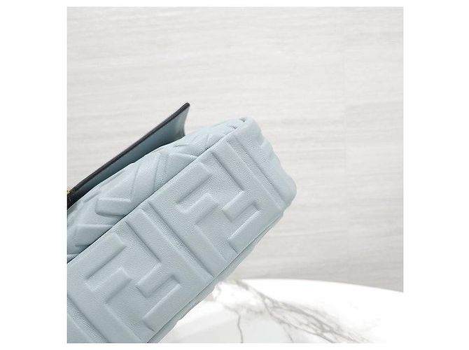 Fendi Borsa a spalla Medium in pelle Nappa embossed FF Blu - vista 8