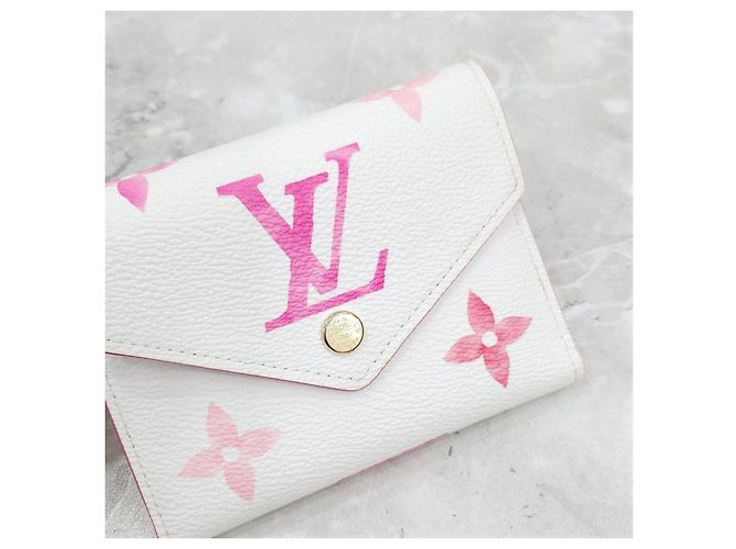 Louis Vuitton Cartera Victorine Giant Monogram - vista 12