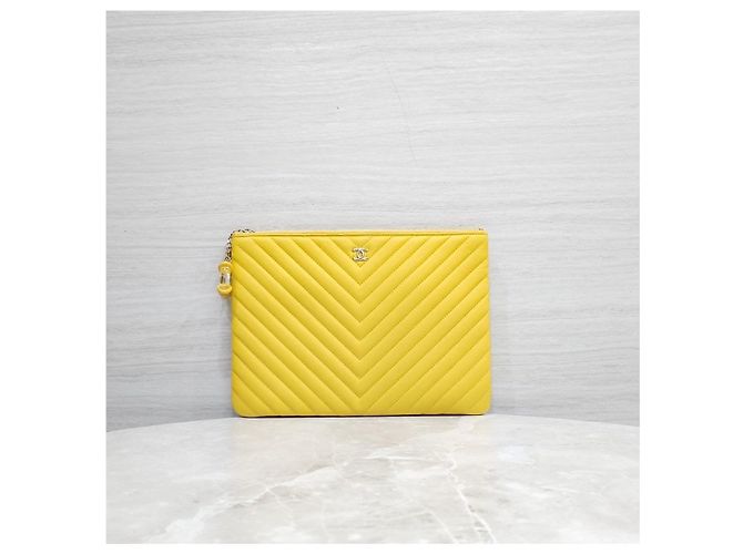 Chanel Borsa a Pochette Chevron Medium Yellow Gold - vista 10