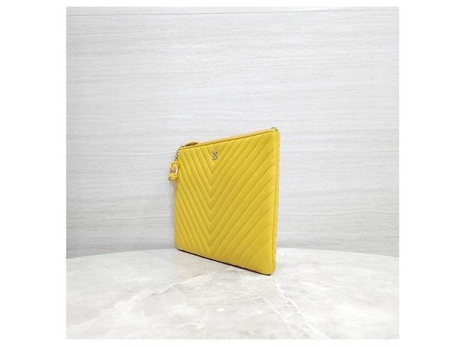 Chanel Borsa a Pochette Chevron Medium Yellow Gold - vista 2