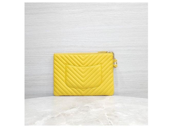 Chanel Borsa a Pochette Chevron Medium Yellow Gold - vista 3