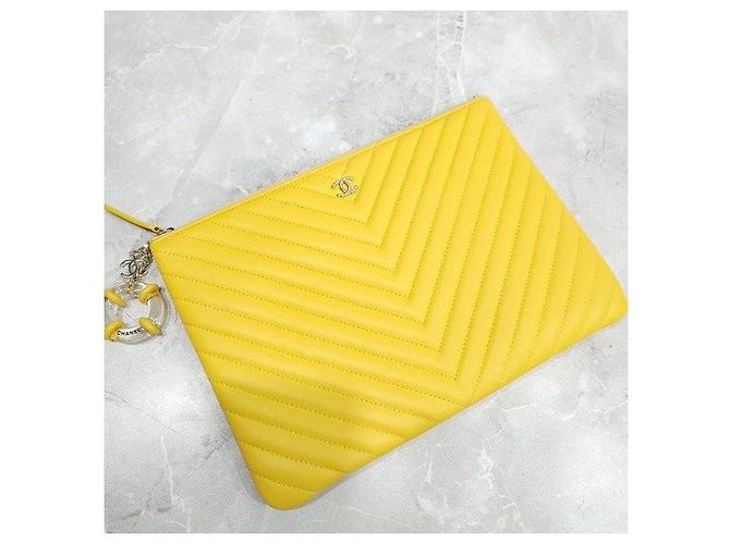 Chanel Borsa a Pochette Chevron Medium Yellow Gold - vista 4