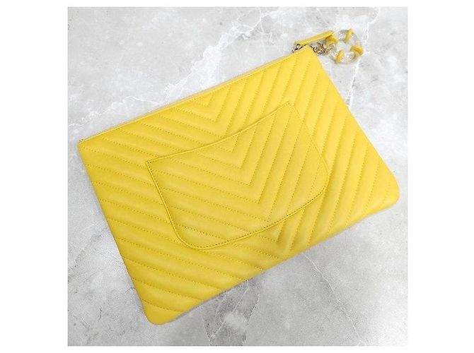 Chanel Borsa a Pochette Chevron Medium Yellow Gold - vista 7