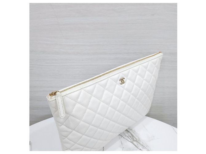 Chanel Classic Clutch Large Caviar White Gold - vista 15