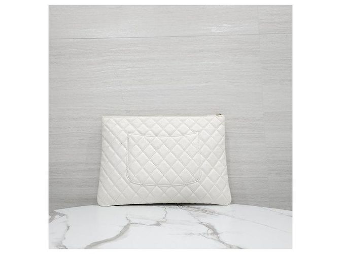 Chanel Classic Clutch Large Caviar White Gold - vista 3