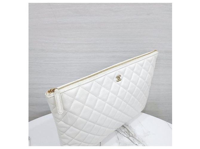 Chanel Classic Clutch Large Caviar White Gold - vista 5
