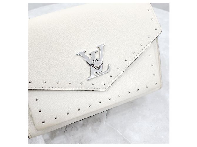 Louis Vuitton Borsa a tracolla My Lockme BB Chain Cream - vista 13
