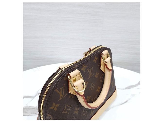 Louis Vuitton Alma BB Monogram Schultertasche - Ansicht 15