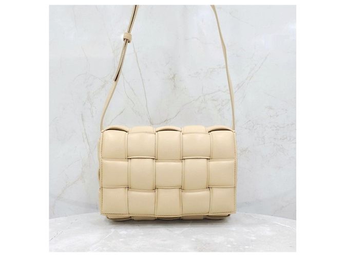 Bottega Veneta Borsa a tracolla imbottita Cassette Beige Small - vista 10