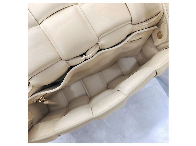 Bottega Veneta Borsa a tracolla imbottita Cassette Beige Small - vista 15