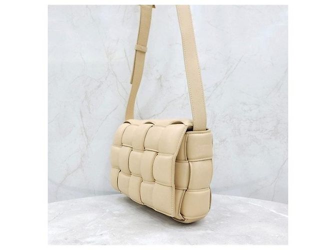 Bottega Veneta Borsa a tracolla imbottita Cassette Beige Small - vista 2