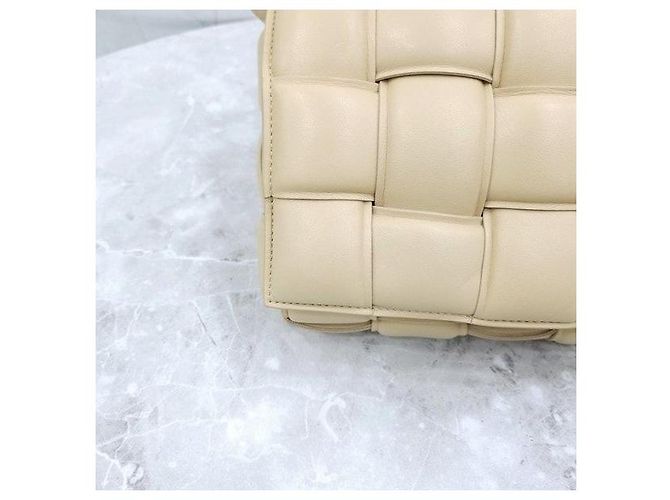 Bottega Veneta Borsa a tracolla imbottita Cassette Beige Small - vista 4