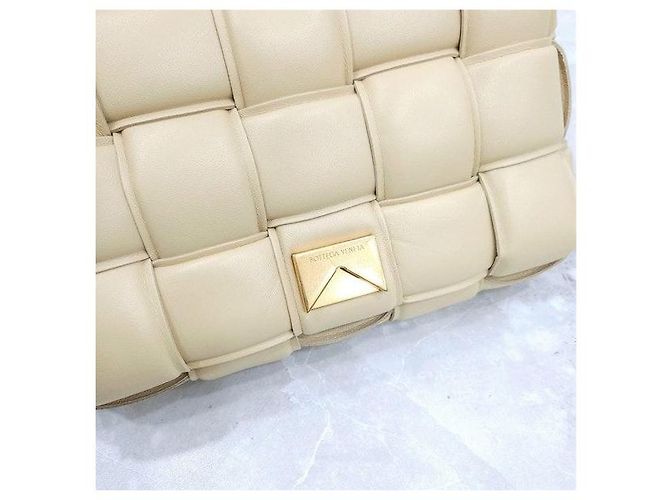 Bottega Veneta Borsa a tracolla imbottita Cassette Beige Small - vista 5