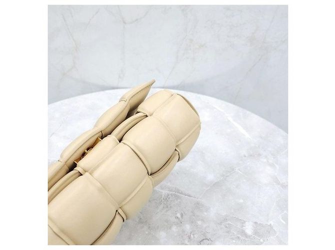 Bottega Veneta Borsa a tracolla imbottita Cassette Beige Small - vista 7
