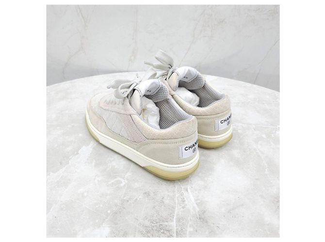 Chanel Gesteppte Sneaker aus Wildleder - Ansicht 10