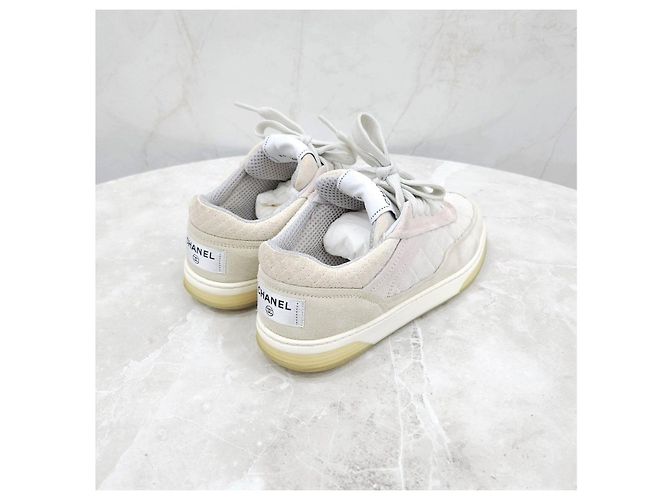 Chanel Gesteppte Sneaker aus Wildleder - Ansicht 11