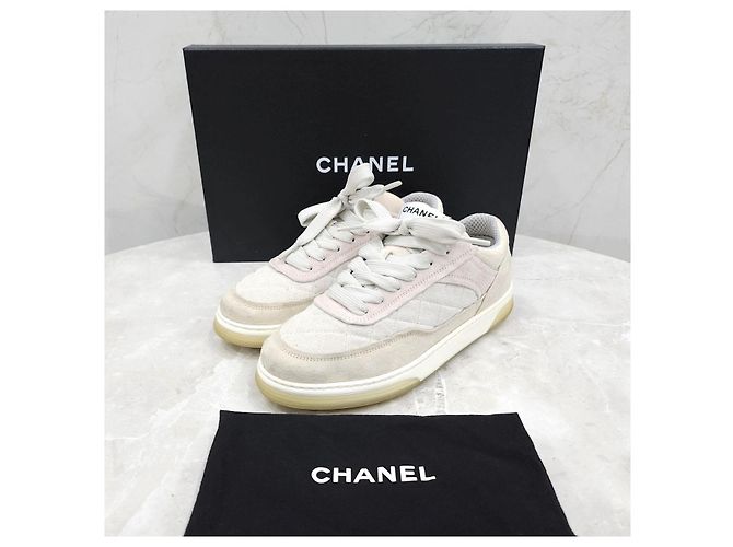 Chanel Gesteppte Sneaker aus Wildleder - Ansicht 12