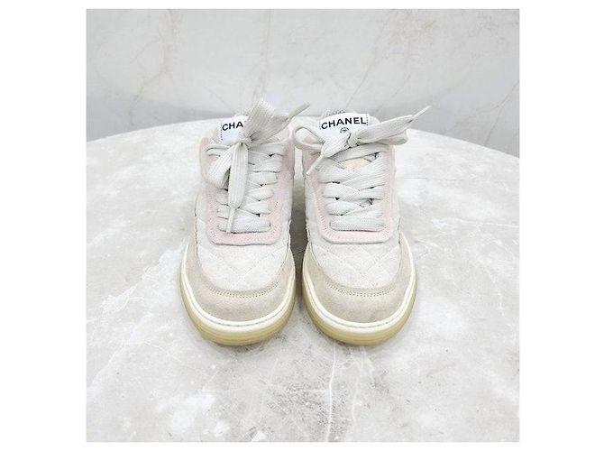 Chanel Gesteppte Sneaker aus Wildleder - Ansicht 2