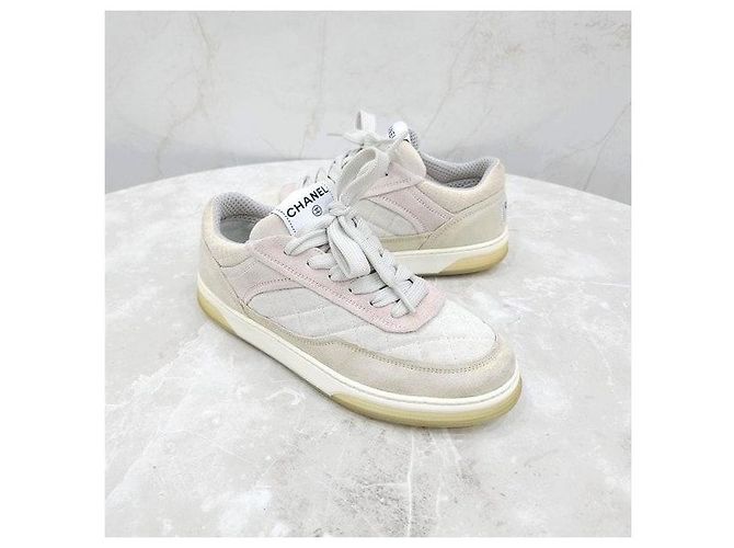 Chanel Gesteppte Sneaker aus Wildleder - Ansicht 3